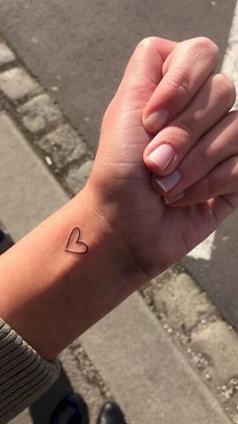 #love❤️ Tattoo#small#girl | Minimalistische tatoeages, Tatoeage ideeën, Kleine tatoeage