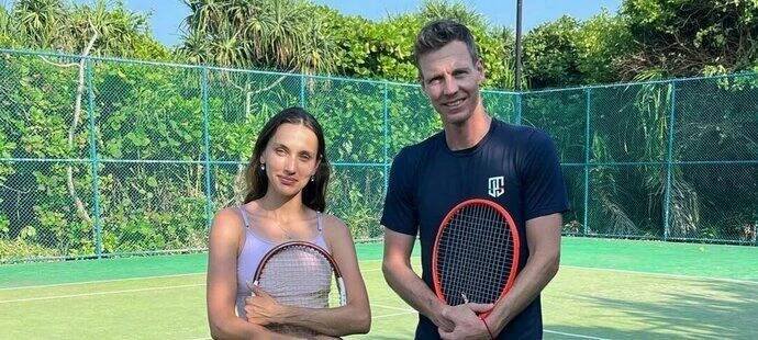 Tomáš Berdych coby partner k pinkání. Nebyl na všechno sám, v resortu mu pomáhala i tenisová trenérka