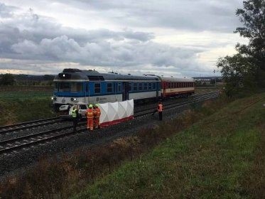 Vlak smetl na Vyškovsku na přejezdu auto, řidič srážku nepřežil