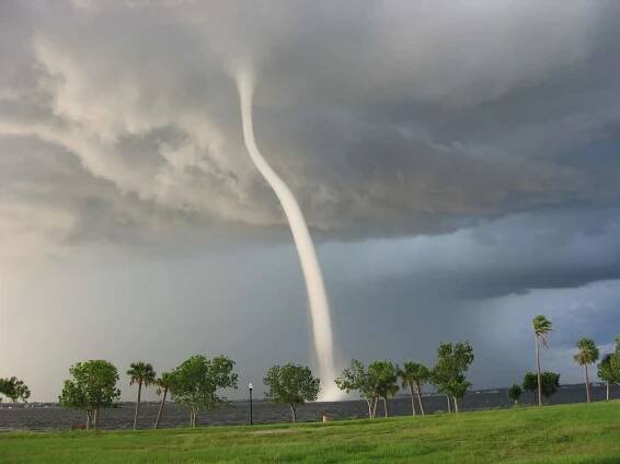 File:Punta Gorda waterspout.jpg - Wikimedia Commons