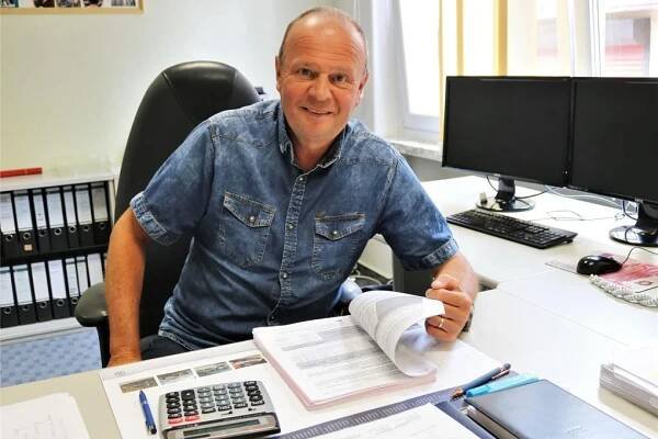 Toralf Ender, der Kämmerer der Gemeinde Eppendorf, ist zufrieden: Der Doppelhaushalt für 2023/24 ist endgültig bestätigt.