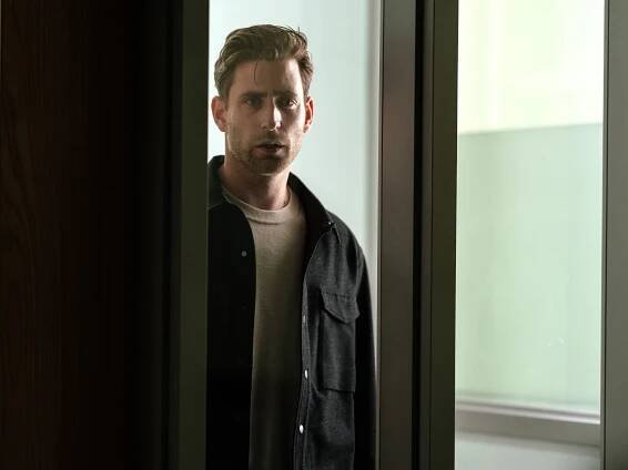 Oliver Jackson-Cohen Is Worried He's a Little Too Good at Playing Creepy Husbands
