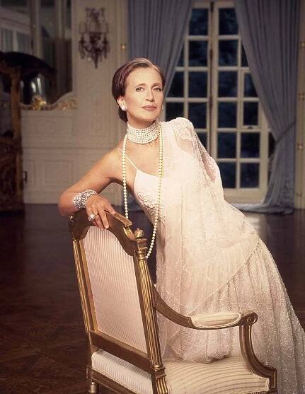 Author Danielle Steel poses for a portrait in 1997 in Los Angeles, California.