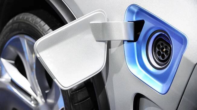 Trh nových áut v EÚ je relatívne stabilný, elektromobily však stále strácajú pôdu pod nohami