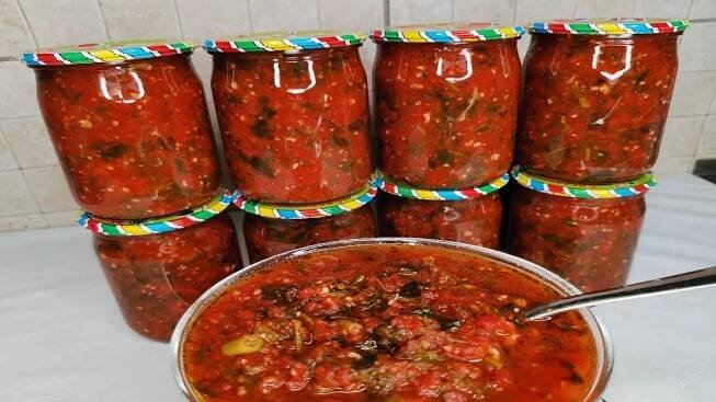 Zapomeňte na kupované omáčky nebo kečupu. Tato rajčatová pasta chutná stokrát lépe. Příprava je snadná a zavařená vydrží klidně i několik let