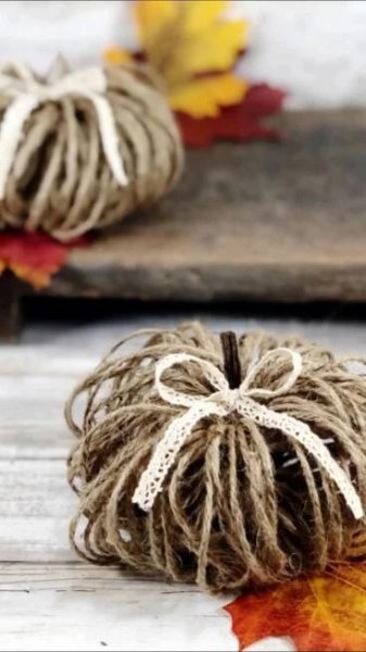 Obsahuje obrázek: How to Make Twine Pumpkins