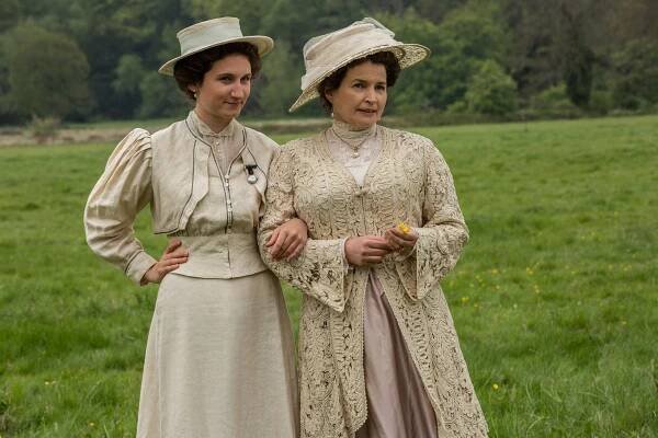 Rodinné sídlo - Epizoda 1 - Z filmu - Bessie Carter, Julia Ormond