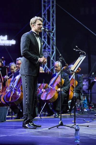 Filharmonie na dva dny rozezní Andrův stadion, s Krajčem i Langerovou