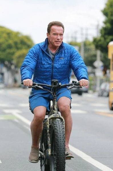A jedeš! Arnold Schwarzenegger dva měsíce po operaci srdce už vyjel na kole