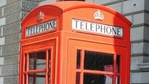 Slavná londýnská telefonní budka změnila barvu. Proměnila se v nabíjecí stanici