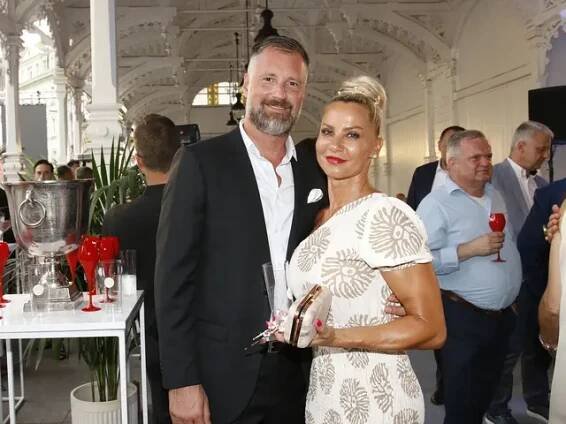Petr Vágner a Silvie Vlčková na přehlídce Beaty Rajské v červnu 2024.