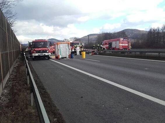 Havárie kamionu u Bavoryně uzavřela dálnici D5 v obou směrech | POŽÁRY.cz - ohnisko žhavých zpráv | hasiči aktuálně