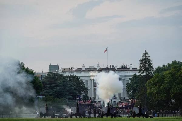 „Budeme ochraňovat americký způsob života, který začal v roce 1492,“ slíbil Trump během Dne nezávislosti