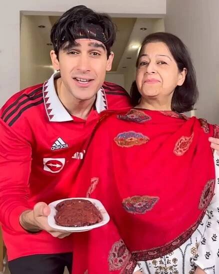 Zarrar Khan Mother 