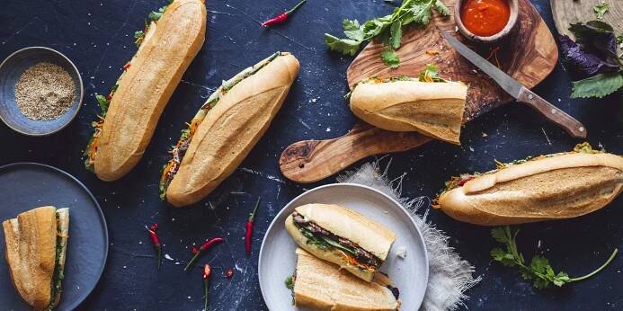 Bageta a ledový čaj z banh—mi—ba pro 1 či 2 os.