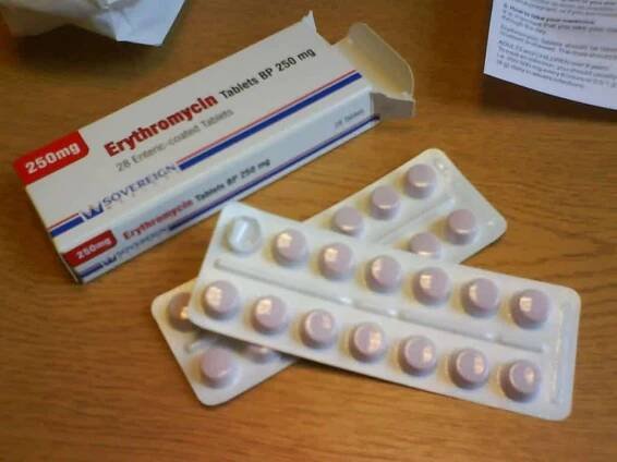 Erythromycin vs Clarithromycin: Rozdíl a srovnání