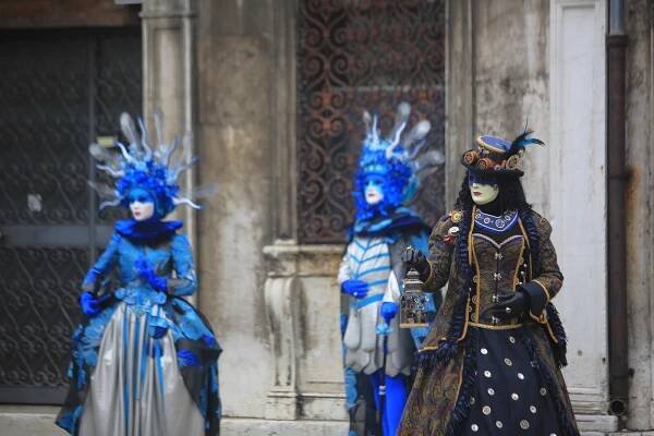 Benátky pobláznil legendární karneval. I svůdník Casanova by se červenal