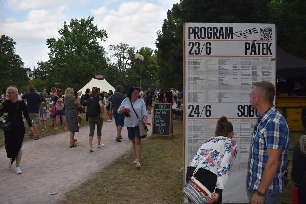 Hradec žije až do prázdnin divadelním festivalem. Najdete se na fotkách?