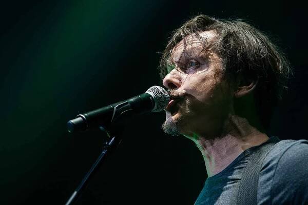 Česká pop rocková kapela Chinaski zahrála 14. listopadu v Liberci. Koncert se uskutečnil v rámci Není nám do pláče tour 2017. Na snímku je zpěvák Michal Malátný.
