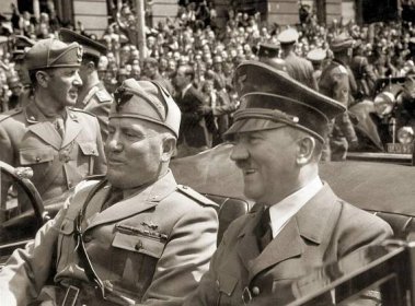 Mussoliniho i s milenkou zastřelili antifašisté: Tělo brutálně zlynčovali a pověsili na milánskou benzinku
