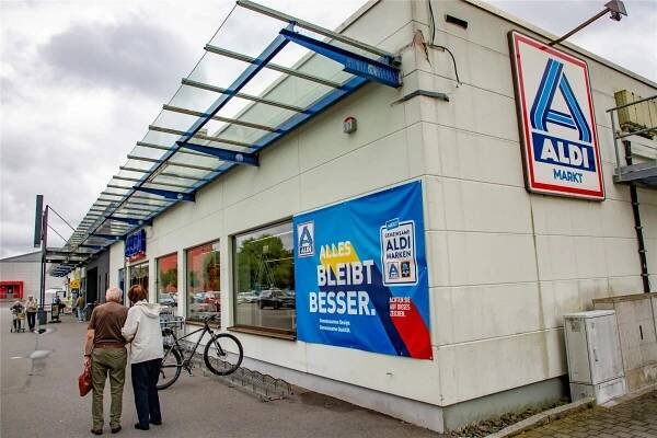 Einige Kunden waren am Montagmorgen in der Augustusburger Straße unterwegs und stellten fest, dass es bei Aldi zurzeit nichts zu kaufen gibt.