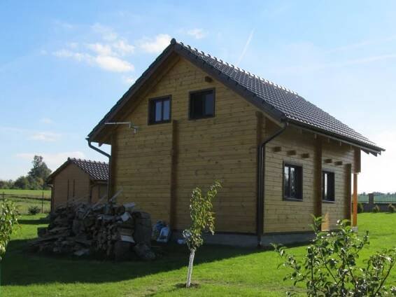 Dřevěná chata 6x7 m se srubovým podkrovím a terasou | ECOSTAVBY