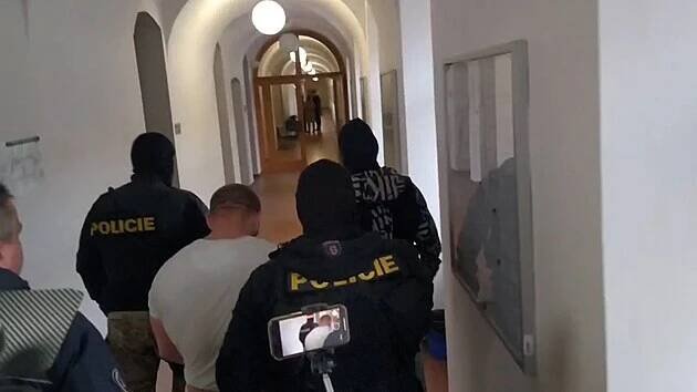 Policie obvinila muže z vraždy Číňanky v Hradci. Zardousil ji a posypal žíravinou