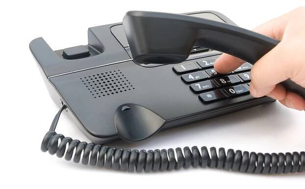 Muž vytáčení telefonu s ořezovou cestou — Stock obrázek