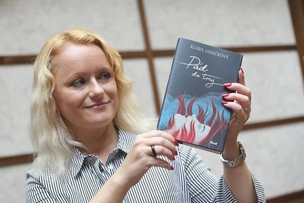 Spisovatelka Klára Janečková s knihou Pád do tmy.