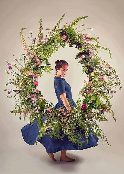 love this giant fresh flower wreath by electric daisy flower farm bouquet flowers - sustainable british flowers grown in Oxfordshire - seasonal and naturally beautiful