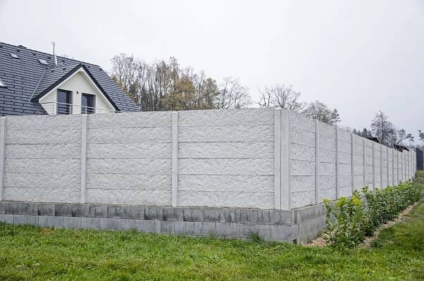 Betonový sloupek na plot: krajový HLADKÝ
