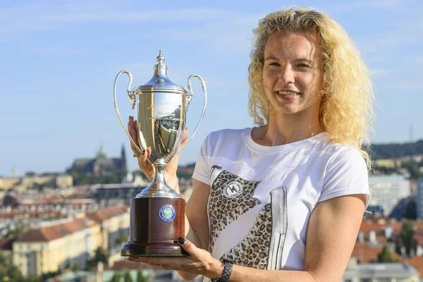 Nejen šampionka Krejčíková. Siniaková zářila na wimbledonském plese: Krásná tenistka odhalila nožku v odvážném rozparku