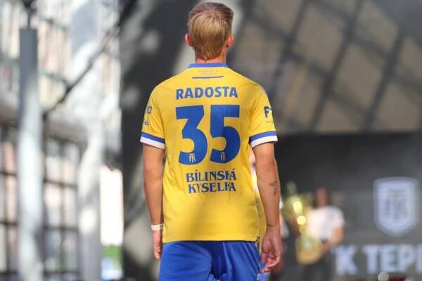 Fotbalisté mezi modelkami. Teplice představily nové dresy, na břiše mají stadion