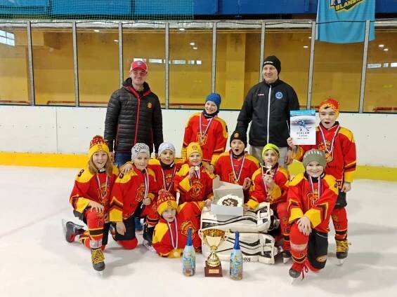 V sobotu 26.3.2022 se kategorie 2. a 3. třída ( ročníky narození 2014 a 2013 ), zúčastnily hokejového turnaje o pohár města