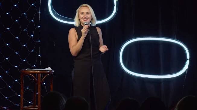 Smích je jako droga, na které jsem závislá, říká jedna z hrstky stand-up komiček v Česku - Seznam Zprávy