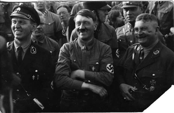 Foto: Adolf Hitler mit Julius Schaub und Ernst Röhm, um 1933