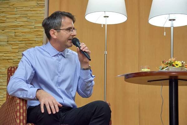 Do křesla pro hosta ve Zruči usedl vědecký redaktor České televize Daniel Stach
