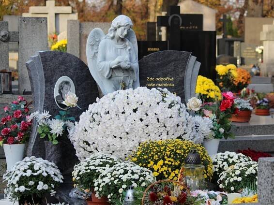 Dušičkový víkend a světlo pro zesnulé. Pozůstalí zavzpomínali na své blízké