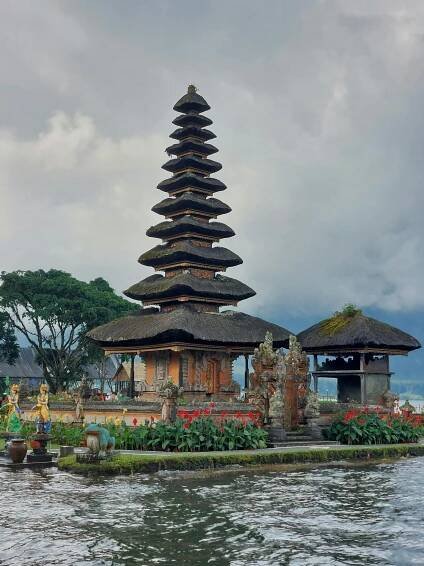 bezplatná Malebný pohled na chrám Pura Ulun Danu Beratan s okolní vodou a horami na Bali. Základová fotografie