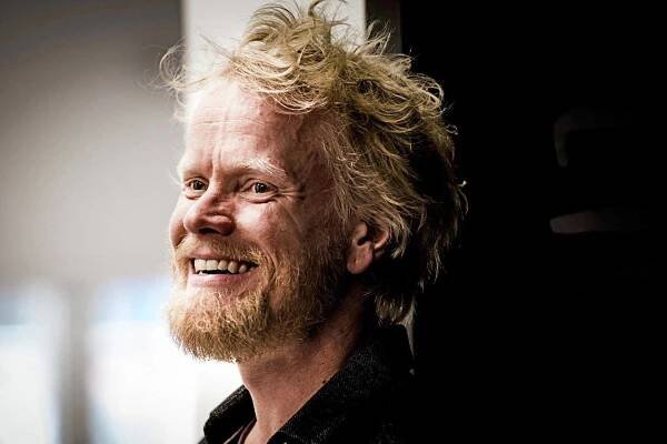 Äiti huomasi Ville Juurikkalan lahjakkuuden, kun tämä oli kaksitoistavuotias — Maailmankuulu rock-valokuvaaja piipahti Kouvolassa