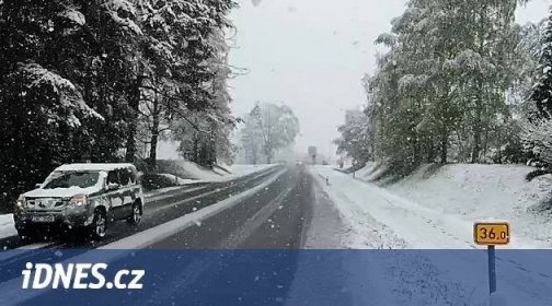 Sníh zasypal Šumavu, na Lipensku je nesjízdná silnice kvůli uvízlým kamionům - iDNES.tv