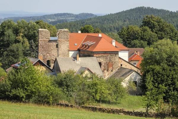 Dobrš (tvrz)