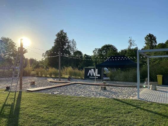 Úpravy areálu i příprava plážového baru rychle pokračují.