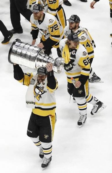 Magické číslo 87 vládne NHL! Vedle Stanley Cupu má i Conn Smythe Trophy