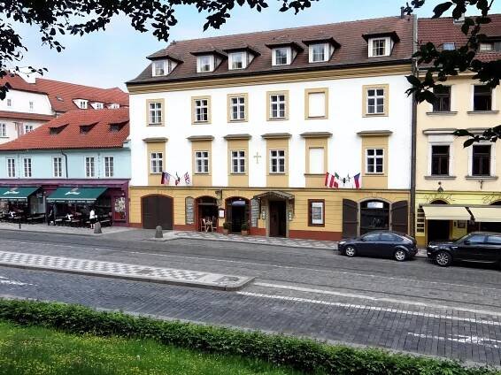 Hotel & Restaurant U Kříže na Malé Straně v blízkosti top 10 pražských památek :: Hotel U Kříže