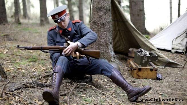 Hrané scény pro dokument natočili členové klubů vojenské historie během jednoho víkendu