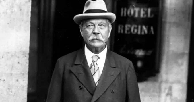 Arthur Conan Doyle. Světu dal Sherlocka Holmese, jako lodní lékař se vydal na lov tuleňů