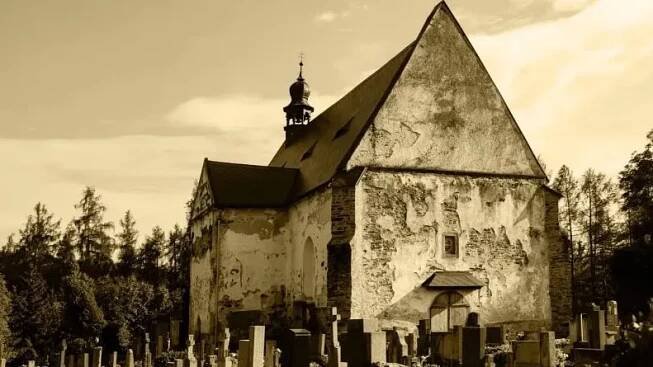 Dívčí tvář, vzkříšení mrtvého i plačící Němci: hřbitov ve Velharticích je plný záhad a tajemství - Médium.cz
