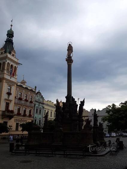 Mariánský sloup na Pernštýnském náměstí v Pardubicích