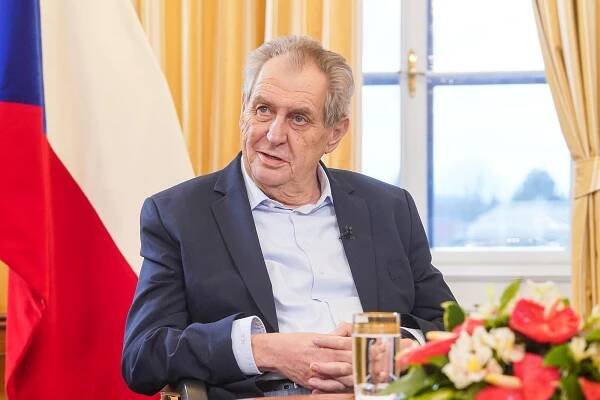 Zemanův tým podpořil protiinflační kroky. Rusnok se obává zastavení růstu HDP